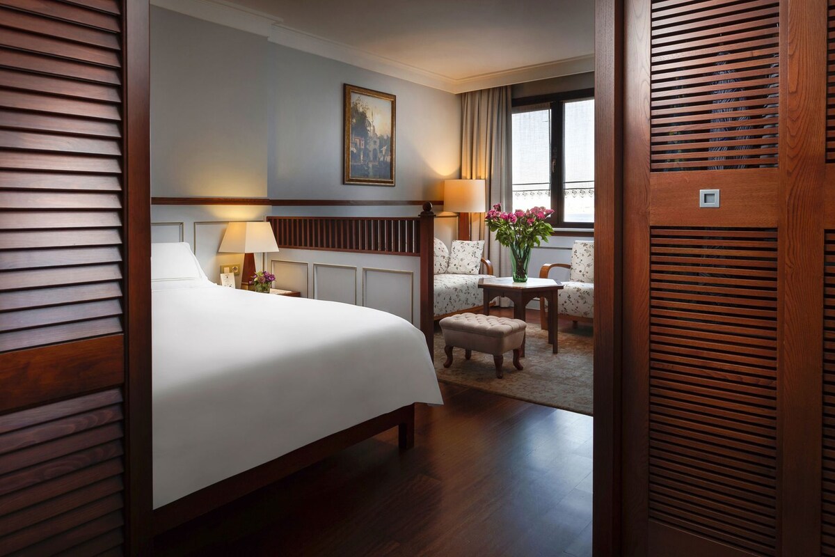Minibar, in-room safe, desk, blackout drapes