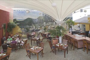 2 间餐厅，供应早餐、午餐和晚餐，国际美食