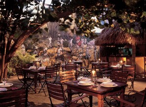 2 restaurants, serveren ontbijt, lunch, diner, internationale gerechten