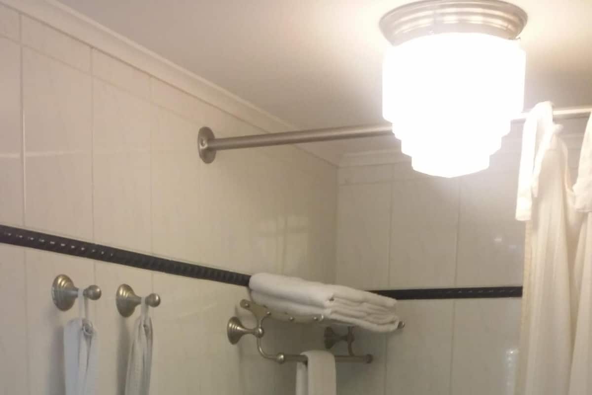 Bathroom | Combined shower/tub, free toiletries, hair dryer, towels