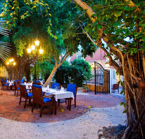 2 restaurants; breakfast, lunch and dinner served 