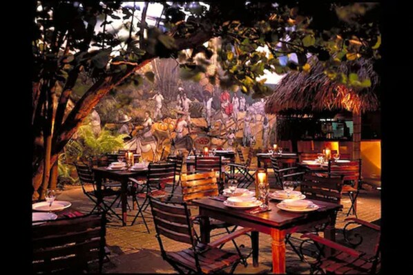 2 restaurants, breakfast, lunch, dinner served; international cuisine