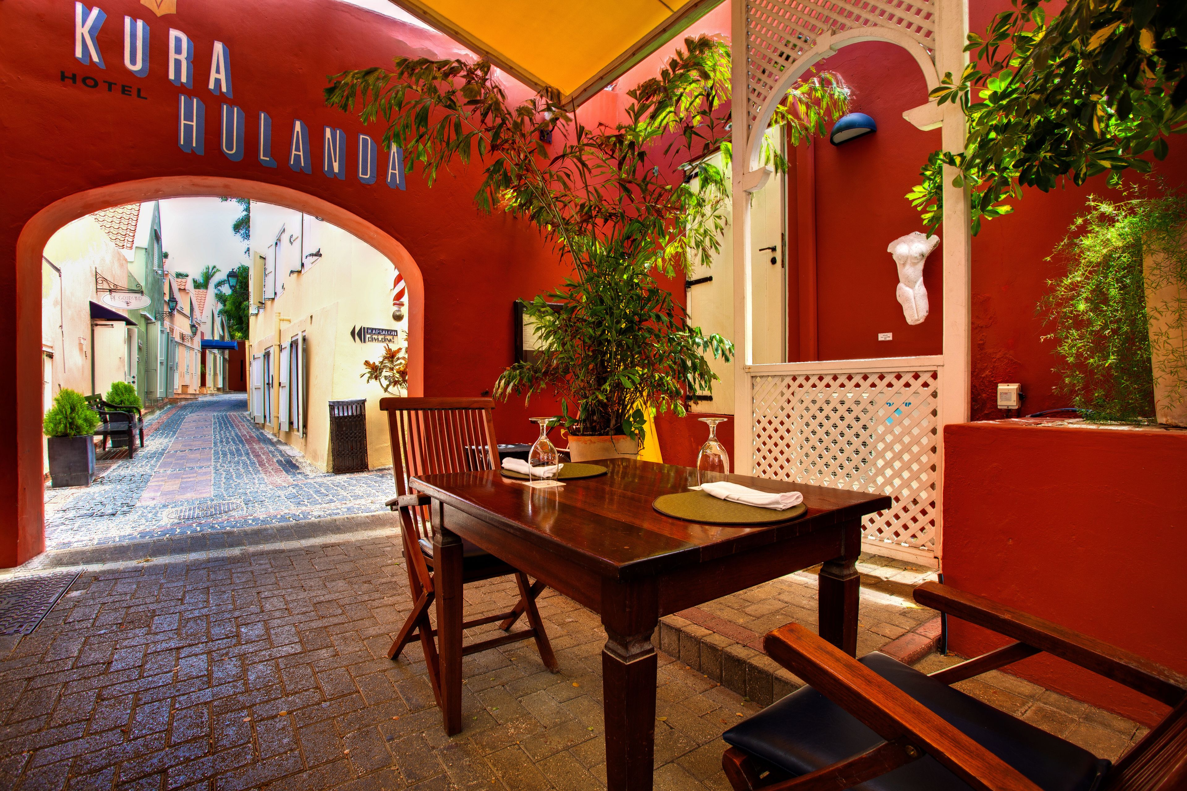 2 restauranter; serverer morgenmad, frokost og internationale retter