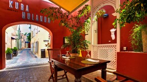 2 restaurants; breakfast, lunch, and dinner served - Kura Hulanda Village & Spa (Willemstad)