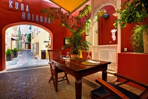 2 restaurants, breakfast, lunch, dinner served; international cuisine - Kura Hulanda Village & Spa (Willemstad)