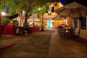 2 restaurants, serveren ontbijt, lunch, diner, internationale gerechten