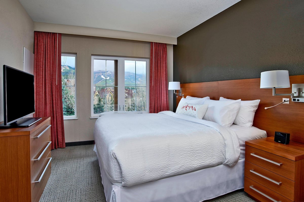 in-room safe, laptop workspace, iron/ironing board