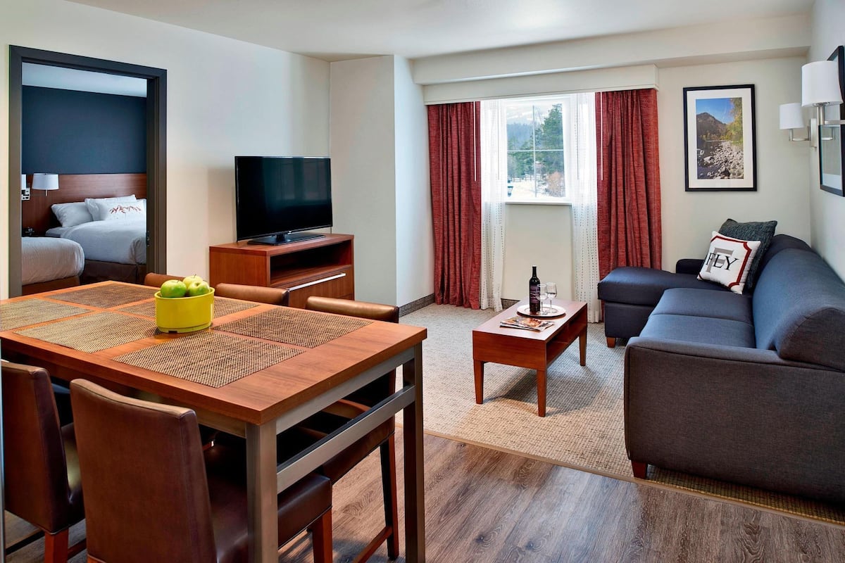 Living area | 32-inch Smart TV with cable channels, TV, Netflix
