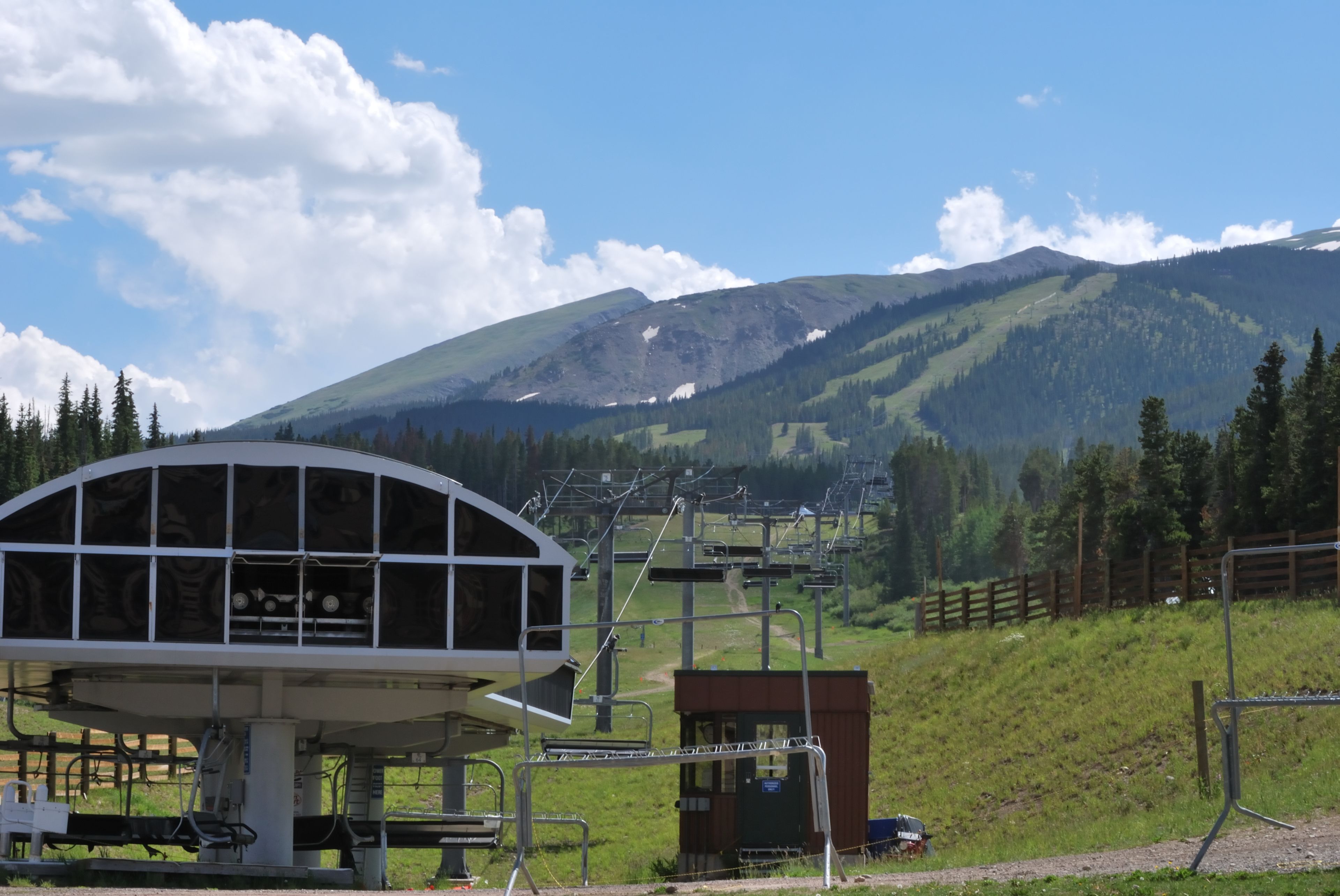 Eine Skiliftstation mit Kontrollgebäude und Sessellift.