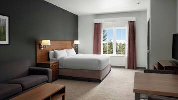 Studio, 1 King Bed with Sofa bed, Non Smoking | In-room safe, laptop workspace, iron/ironing board