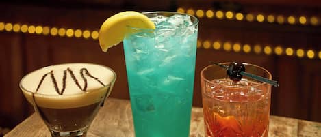 Tres bebidas distintas sobre una mesa de madera.