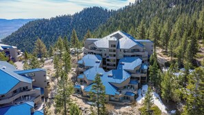 Ein mehrstöckiges Hotel mit modernem Design, mit Balkonen und großen Fenstern.