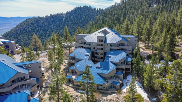 Ein mehrstöckiges Hotel mit modernem Design, mit Balkonen und großen Fenstern.