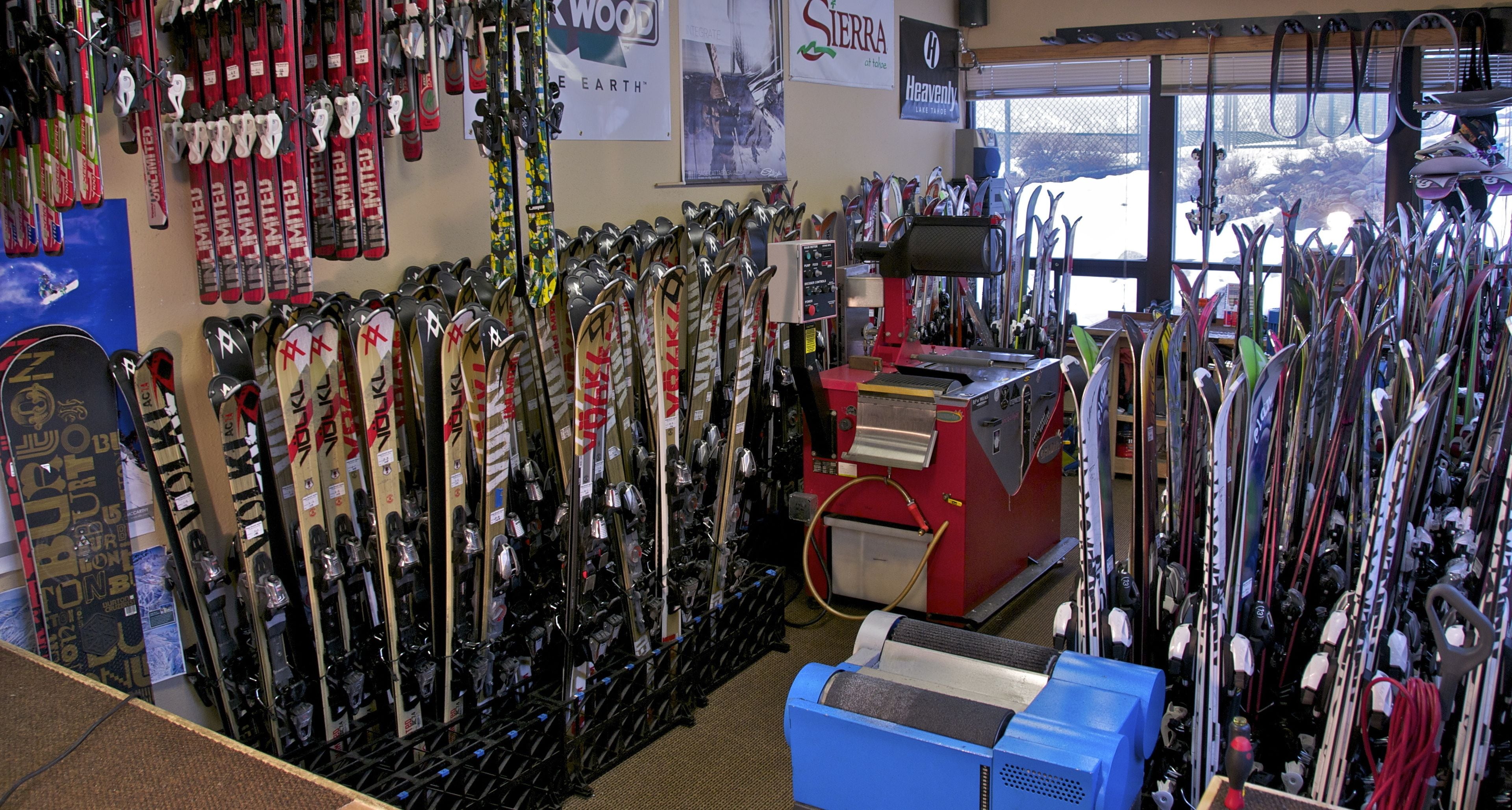 Una tienda de esquí con hileras de esquíes y equipo para esquiar.