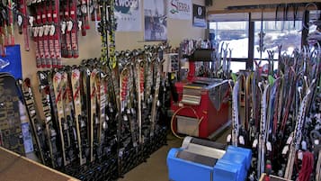 Una tienda de esquí con hileras de esquíes y equipo para esquiar.