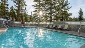Piscine intérieure, 2 piscines extérieures