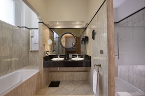 Combined shower/bathtub, deep-soaking bathtub, eco-friendly toiletries - Melia Paris Vendôme (Paris)