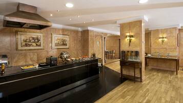 Petit déjeuner buffet (35 EUR par personne)