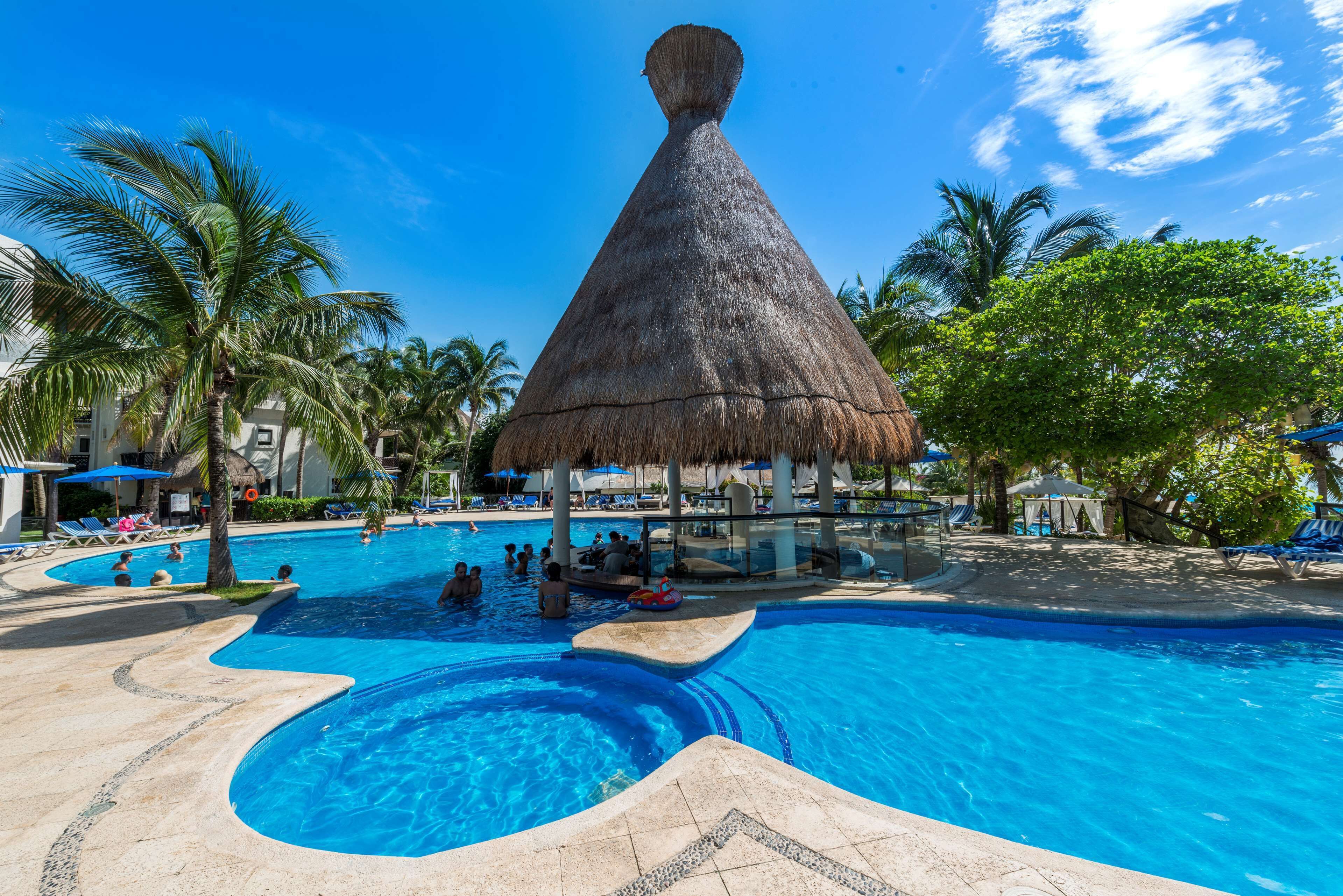 Utendørsbasseng, bassengparasoller og solsenger