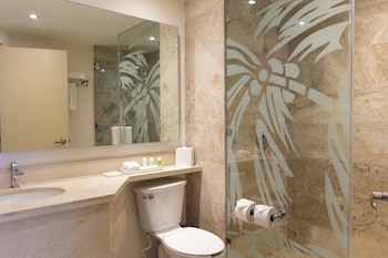Combined shower/tub, eco-friendly toiletries, hair dryer, towels at The Reef Playacar Beach Resort & Spa - Optional All Inclusive