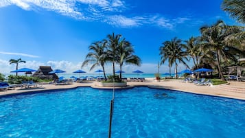 Piscine extérieure, parasols de plage, chaises longues