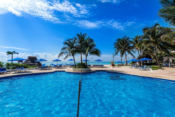 Piscine extérieure, parasols, chaises longues