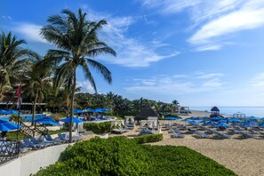 Privatstrand, weißer Sandstrand, Liegestühle, Sonnenschirme