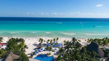 Playa privada, playa de arena blanca, camastros y sombrillas
