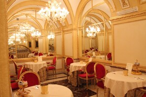Bữa sáng buffet hàng ngày (5 EUR/mỗi người)