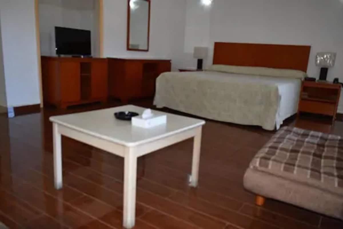 standard room, 1 king bed | in-room safe, desk, iron/ironing board, wifi