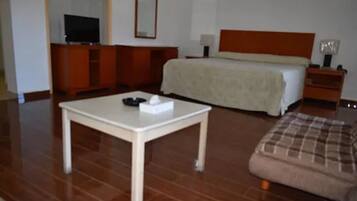 Chambre Standard, 1 trĂšs grand lit | 1 chambre, coffres-forts dans les chambres, bureau