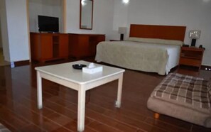 Standard Room, 1 King Bed | 1 bedroom, in-room safe, desk, iron/ironing board