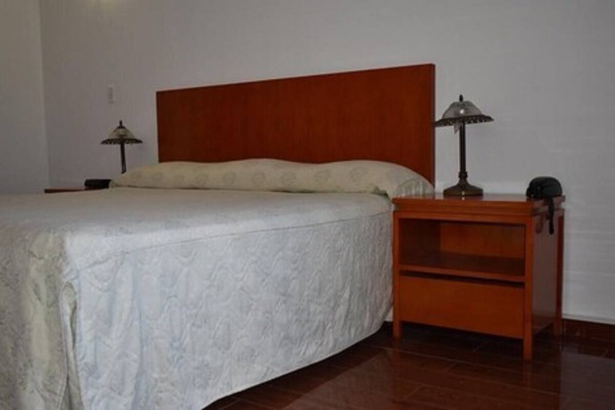 standard room, 1 king bed | in-room safe, desk, iron/ironing board, wifi
