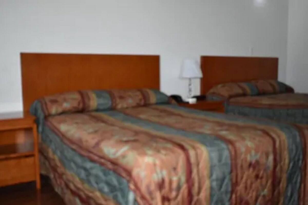 Quarto casal standard, 2 camas de casal | 1 quarto, cofres nos quartos, escrivaninha
