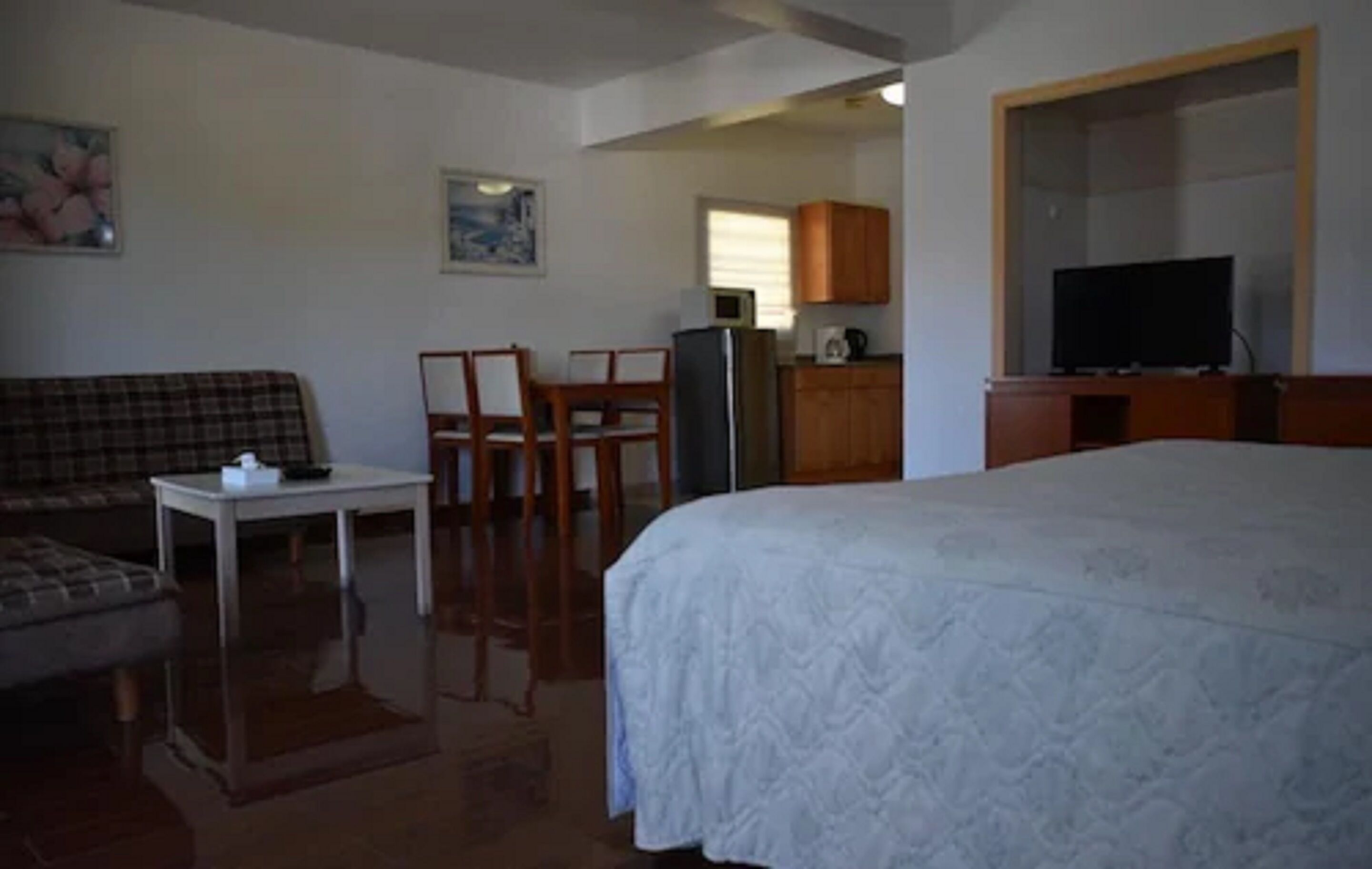 standard room, 1 king bed | in-room safe, desk, iron/ironing board, wifi