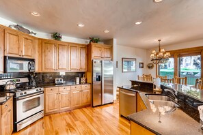 Townhome, 5 Bedrooms | Private kitchen | Full-size fridge, microwave, oven, coffee/tea maker