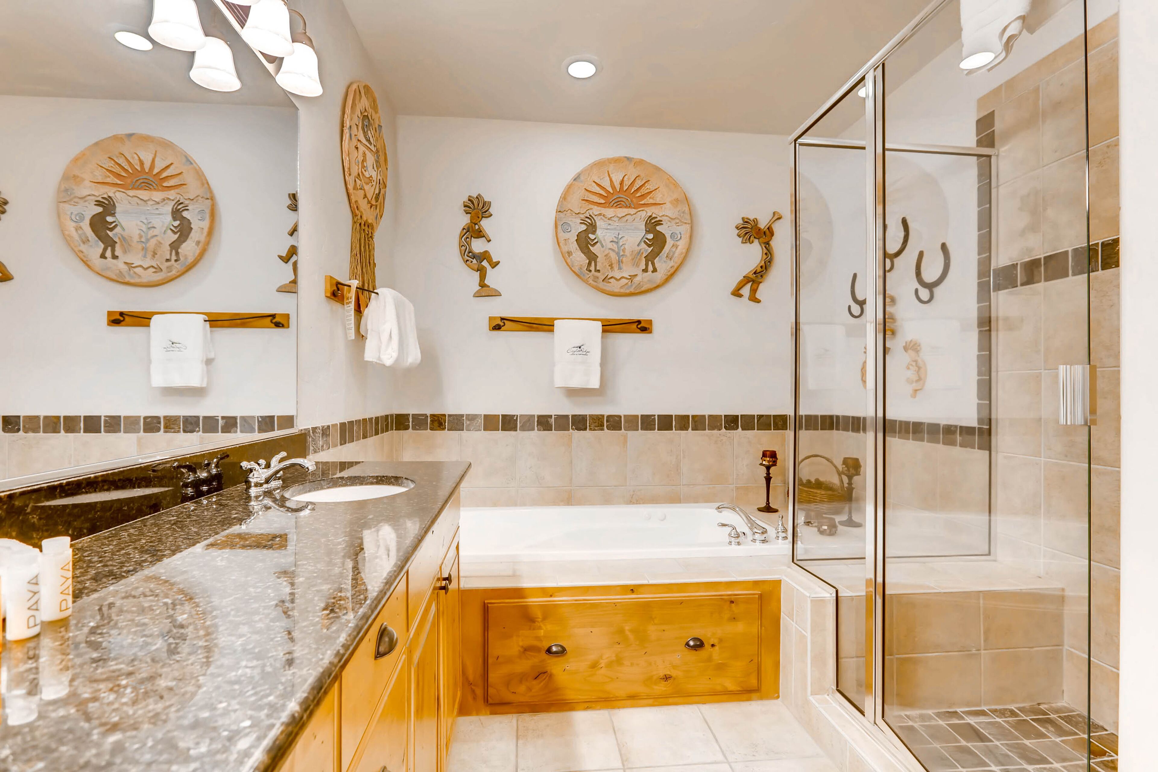 Une salle de bain moderne dotée d’un grand lavabo, d’un meuble-lavabo et d’une douche à l’italienne.