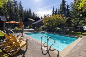 Piscine extérieure, chaises longues
