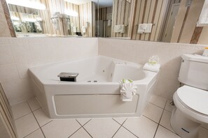 Suite, 1 kingsize bed, niet-roken, bubbelbad | Badkamer | Gratis toiletartikelen, een haardroger, handdoeken