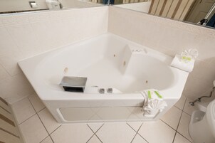 Un baño moderno con una bañera independiente, un inodoro y un lavabo.