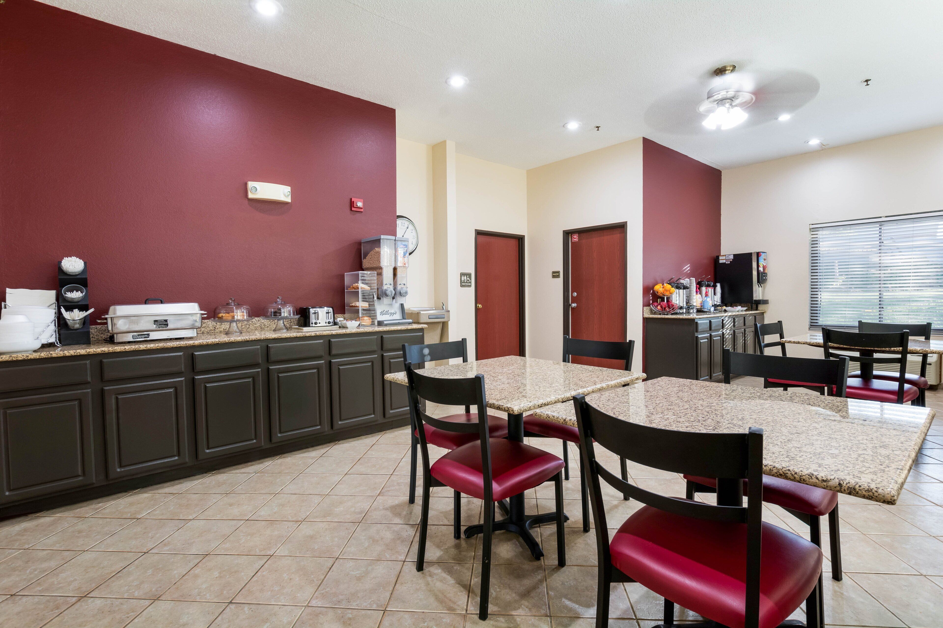 朝食 (ビュッフェ)、毎日提供 (無料)