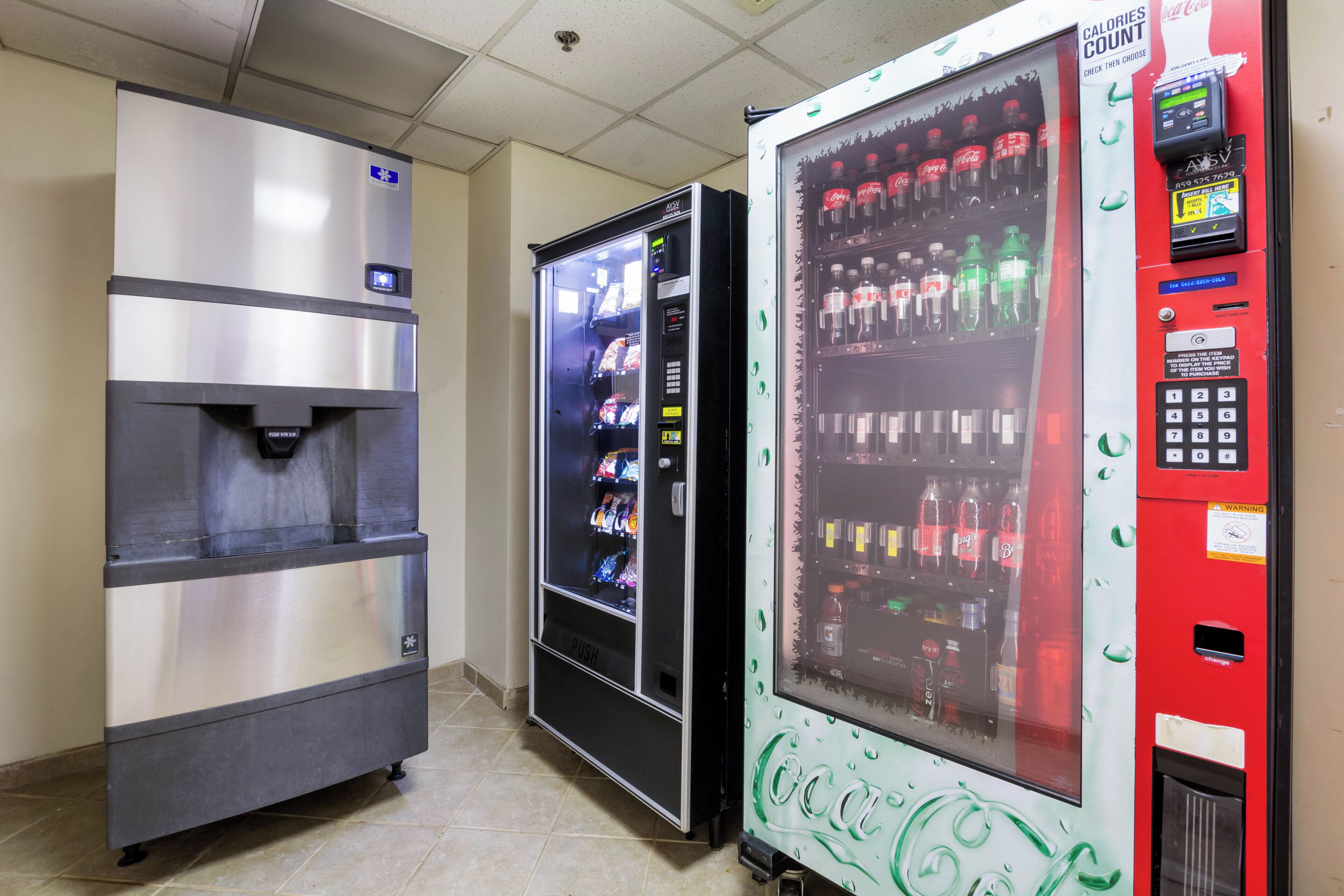 Diversas máquinas de venda automática com bebidas e lanches.