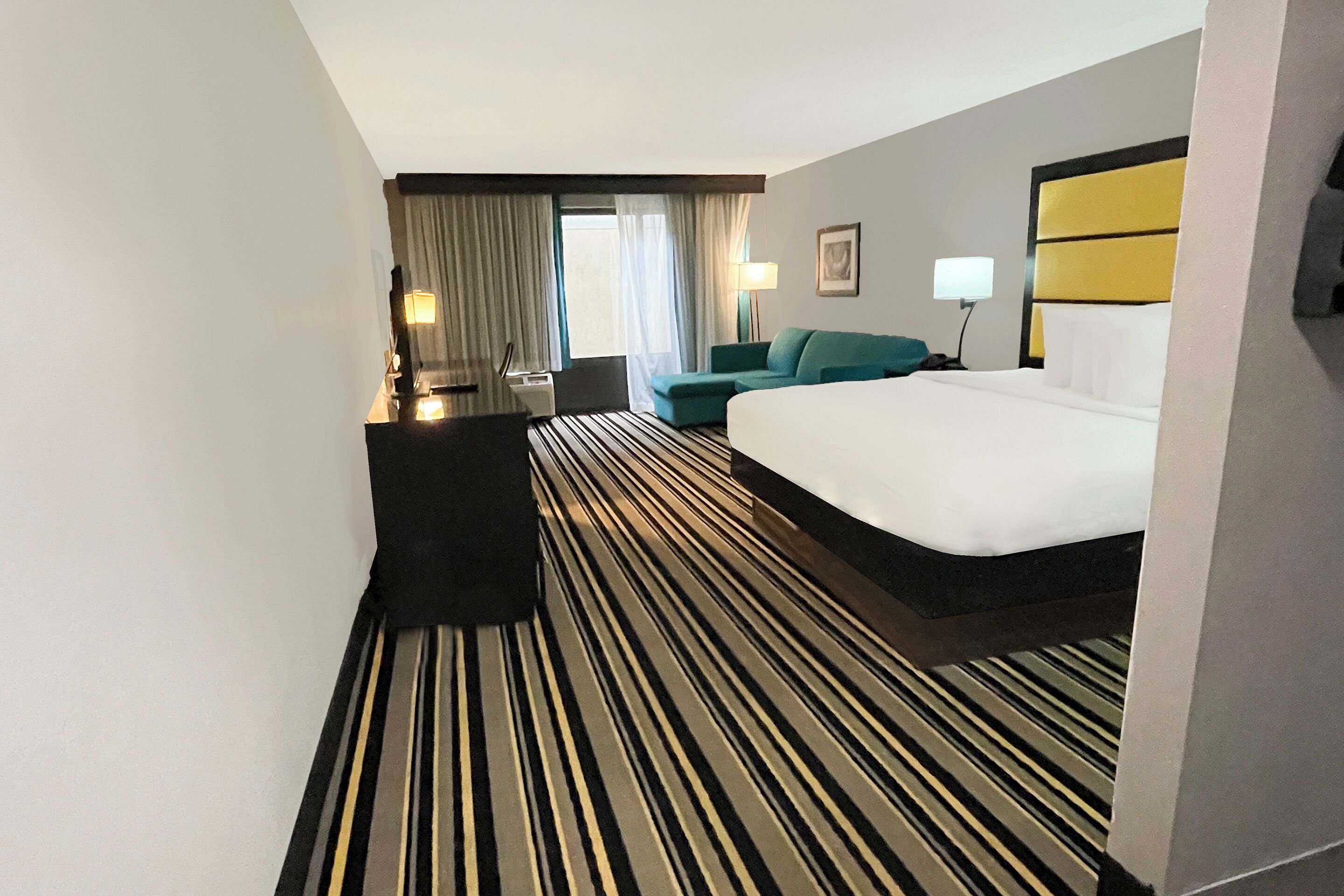 Suite, 1 kingsize-seng | Sengetøy av topp kvalitet, skrivebord og strykejern/-brett