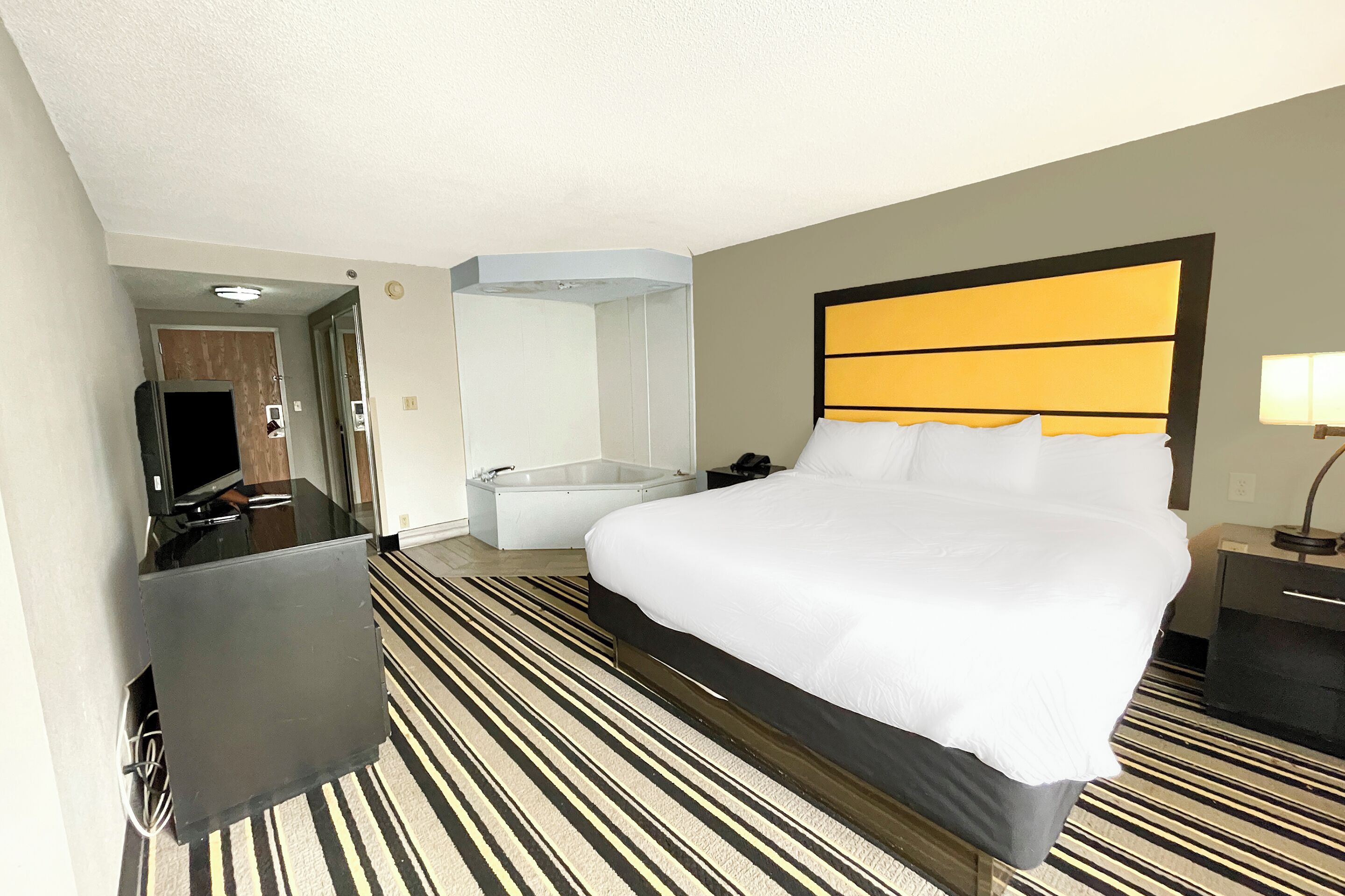 Literie de qualité supérieure, bureau, fer et planche à repasser