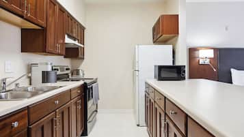 Suite, 1 King Bed, Non Smoking, Kitchen | Private kitchenette | Fridge, microwave