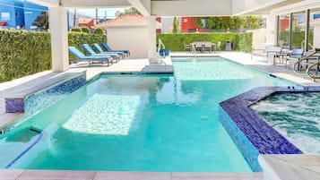 Piscine extérieure, chaises longues
