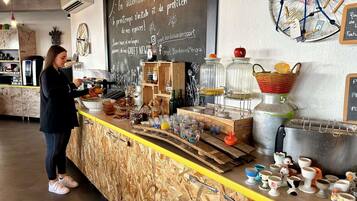 Petit déjeuner buffet (9 EUR par personne)