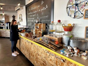 Café da manhã com buffet todos os dias (EUR 9 por pessoa) 