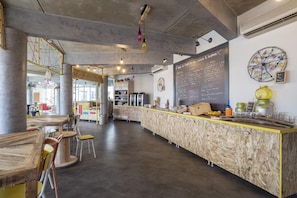 Petit déjeuner buffet (9 EUR par personne)