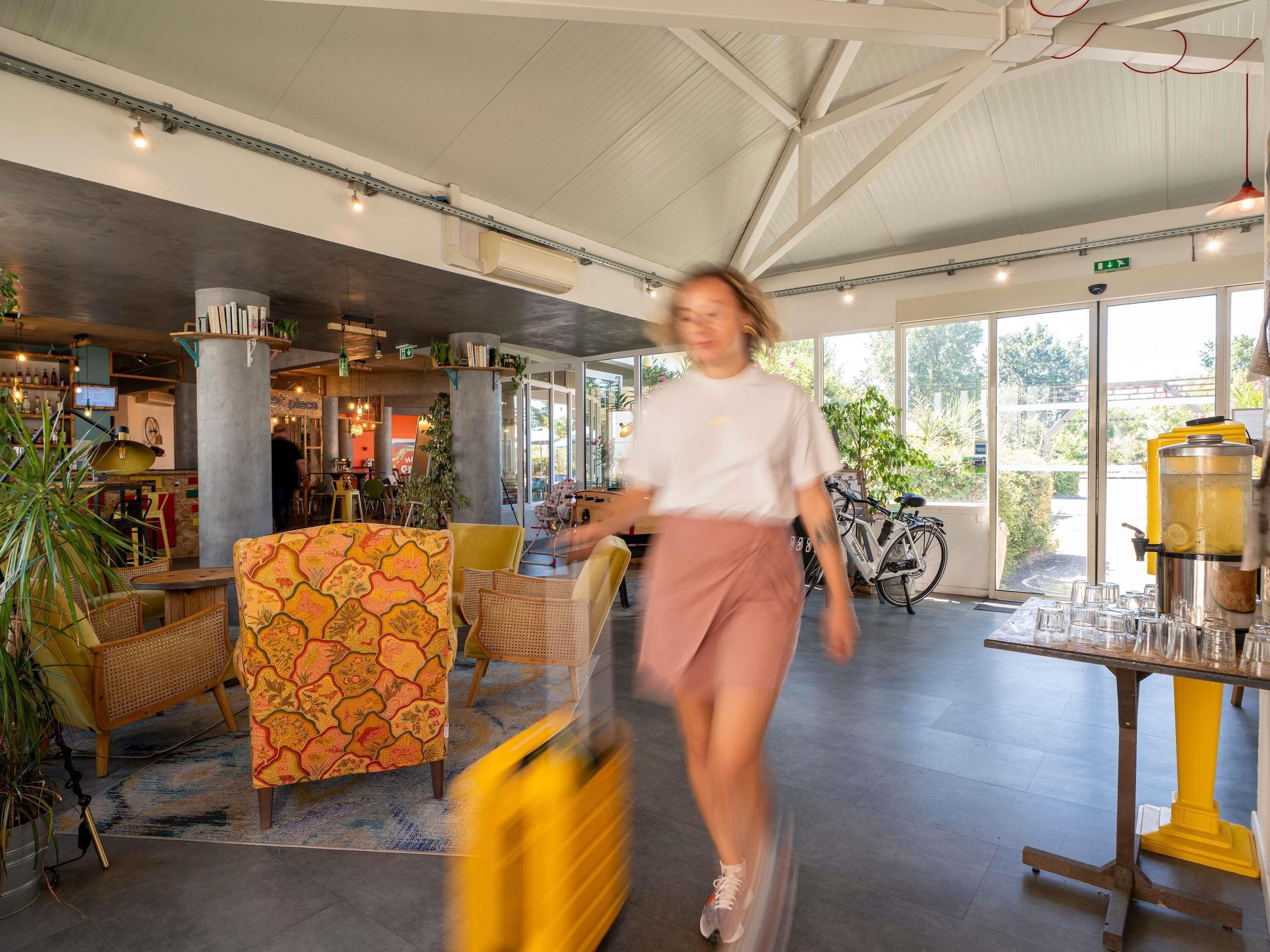 تجهيزات عازلة للصوت وأسرّة أطفال/رضّع (مجانًا) وواي فاي مجانًا